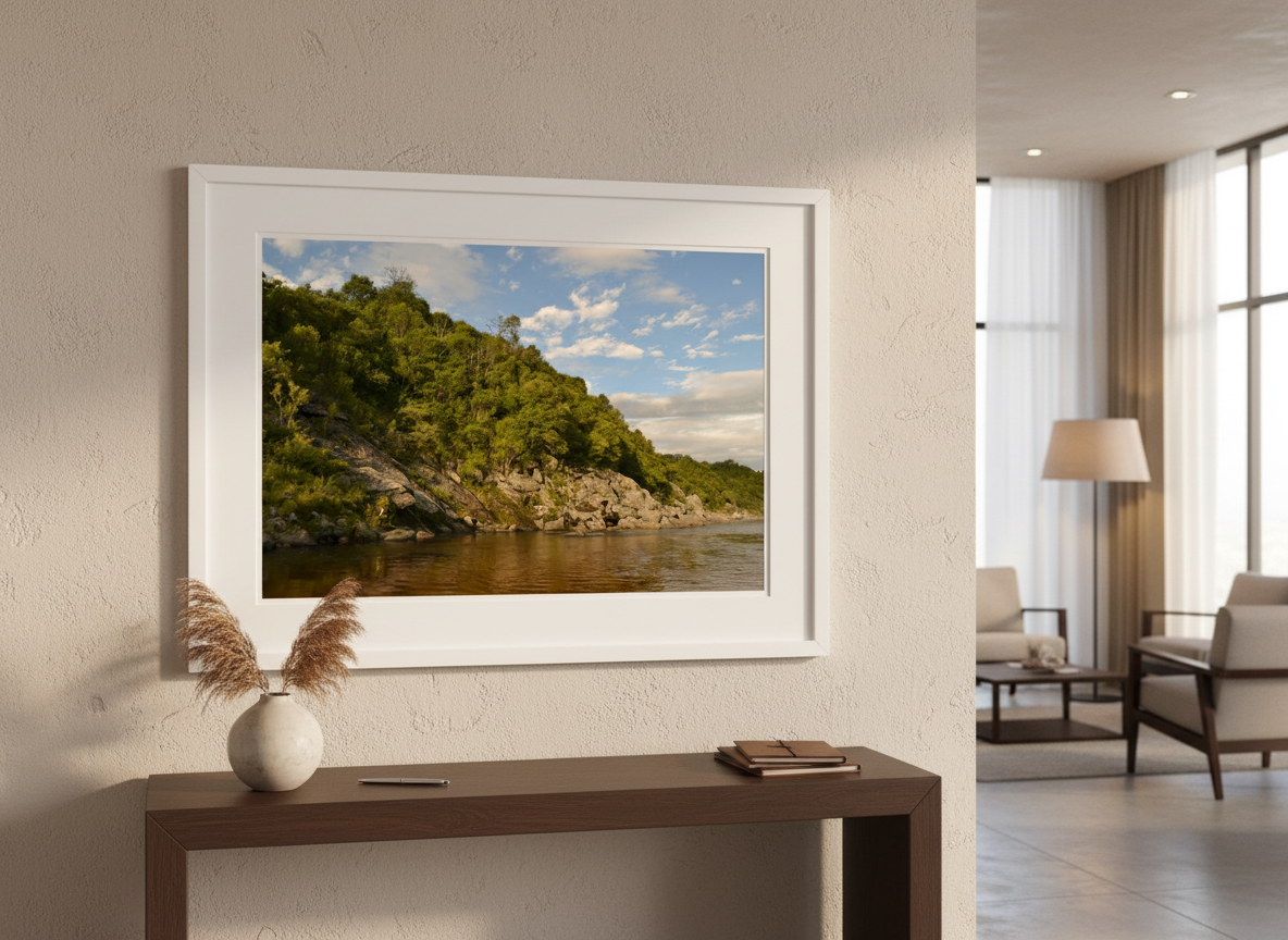 Lobby de hotel con cuadro de río y bosque