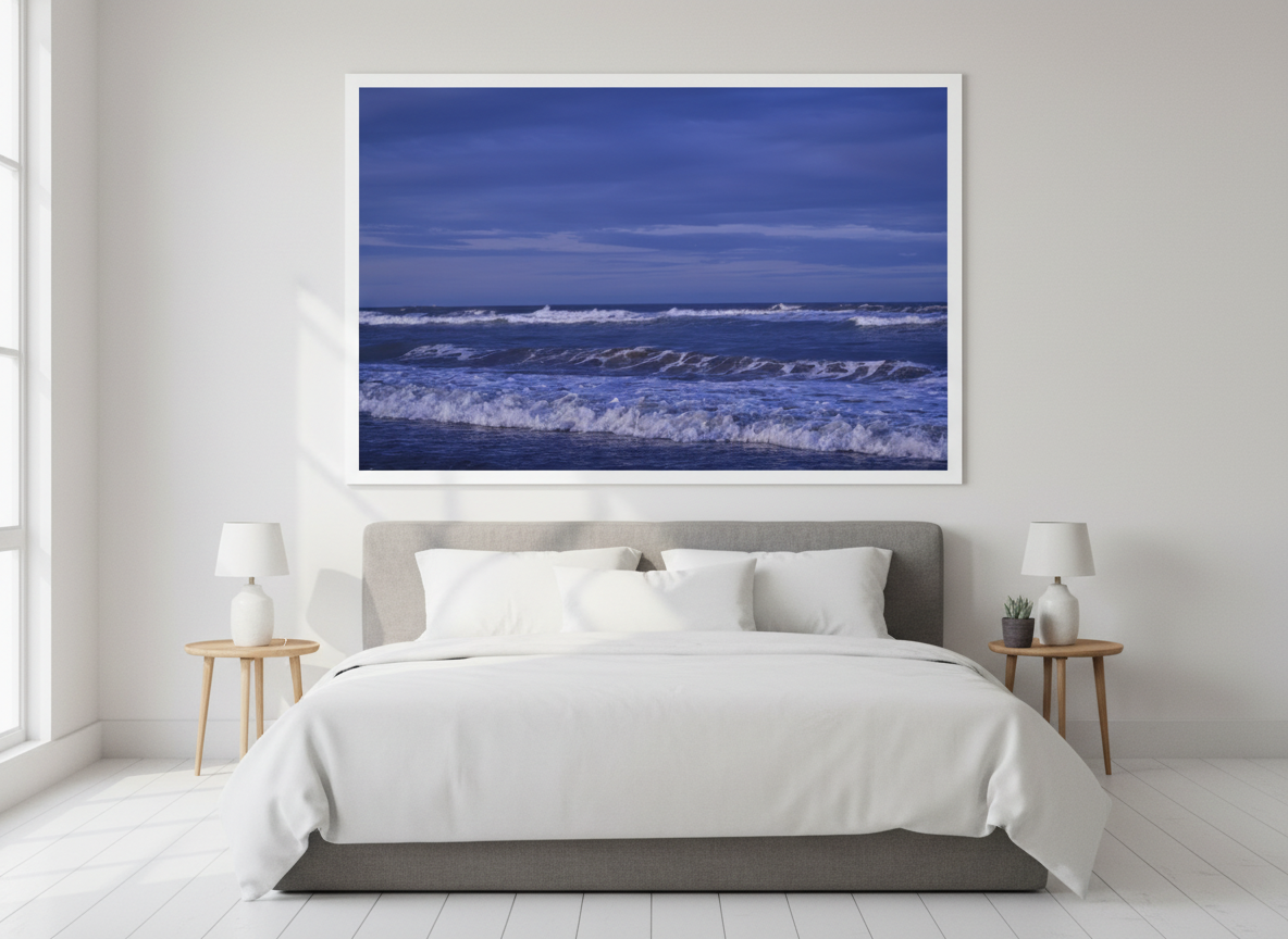 Suite de hotel con arte de olas del mar